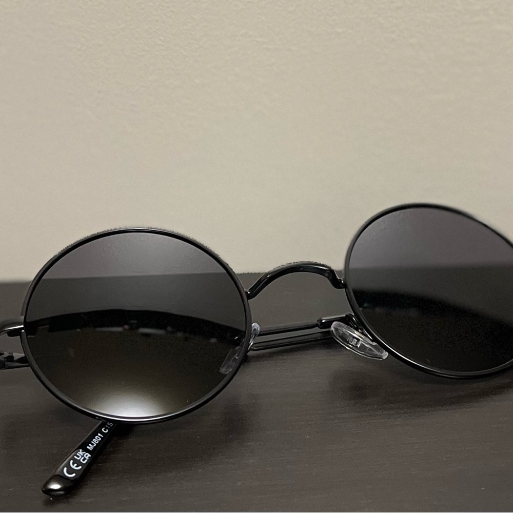 Black Round Vintage Sunglasses